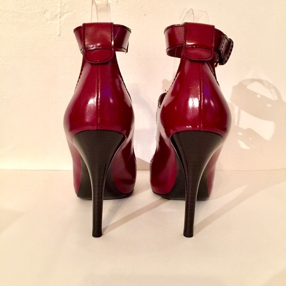 EUC FALL RUNWAY LOUIS VUITTON POLISHED WINE CALFSKIN TWO-STRAP MARYJANE PUMP - Picture 4 of 7